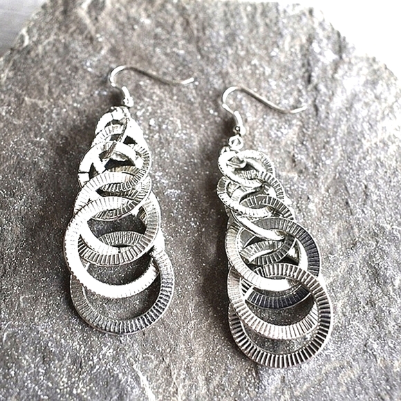 💞💗 Vintage Silver Plated Circle Link Dangle Earrings - Picture 3 of 3